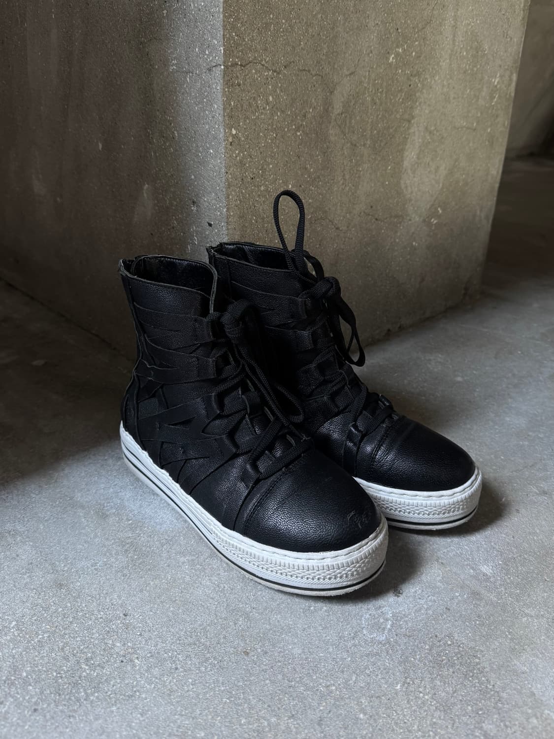 detail sneakers 상품이미지1