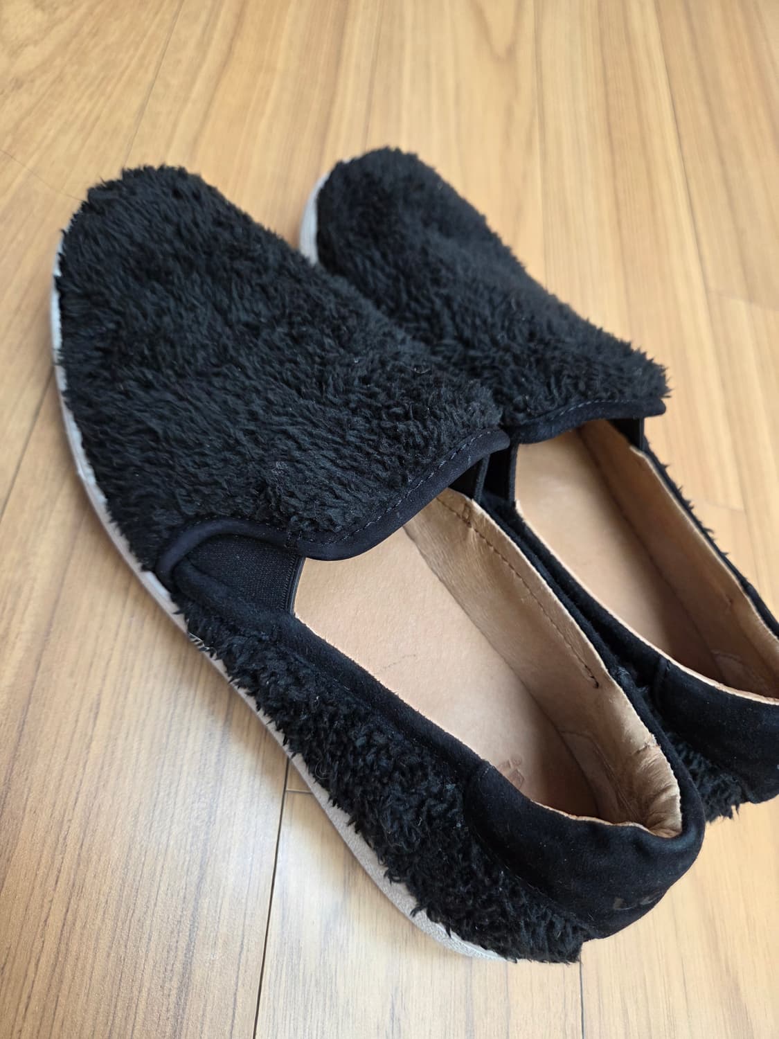 어그 플러피 슬립온 블랙 색상 240mm입니다. 부드러운 양털 안감으로  상품이미지4