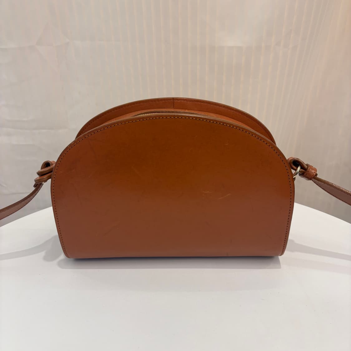 정품 아페쎄 하프문 크로스백     상품이미지5