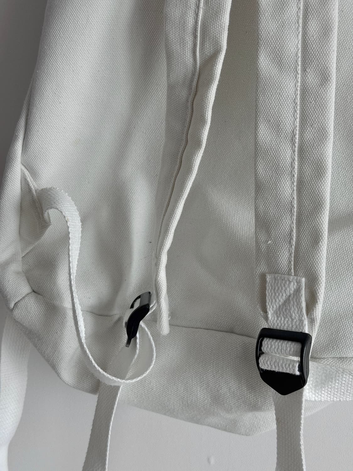 루즈한 스타일의 화이트 캔버스백팩 상품이미지10