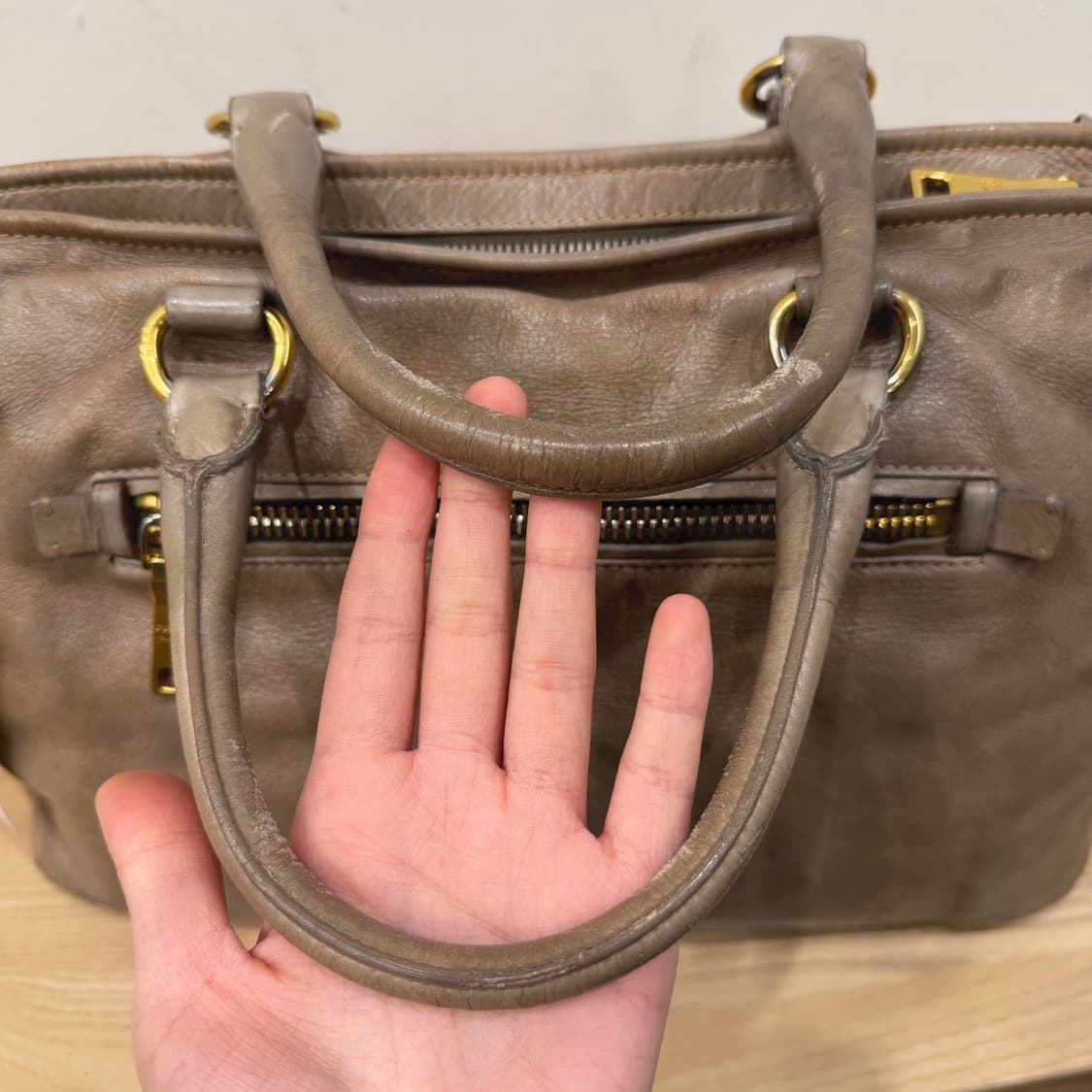 프라다 비텔로 다이노 레더 토트백 삼각 메탈 로고 플레이트 디테일 베이지 상품이미지9