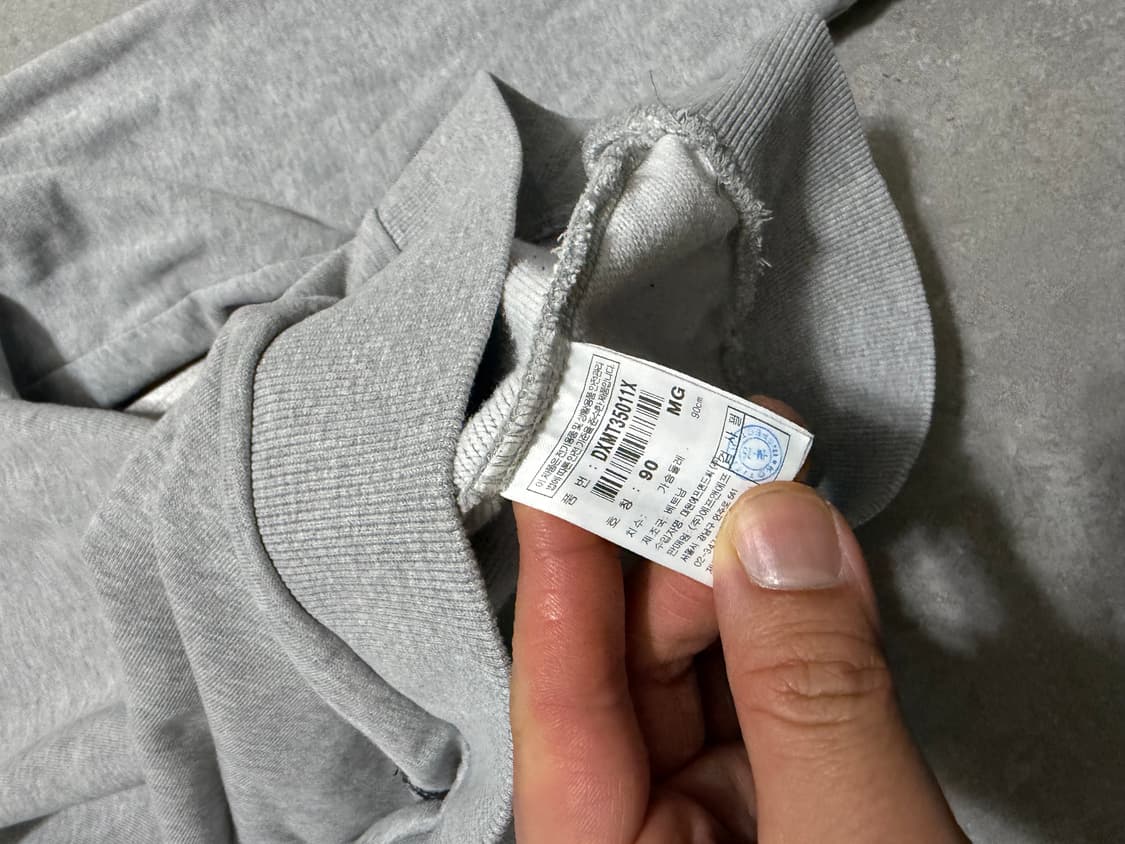 디스커버리 그레이컬러 로고스펠아웃 스웻셔츠 55size  상품이미지2