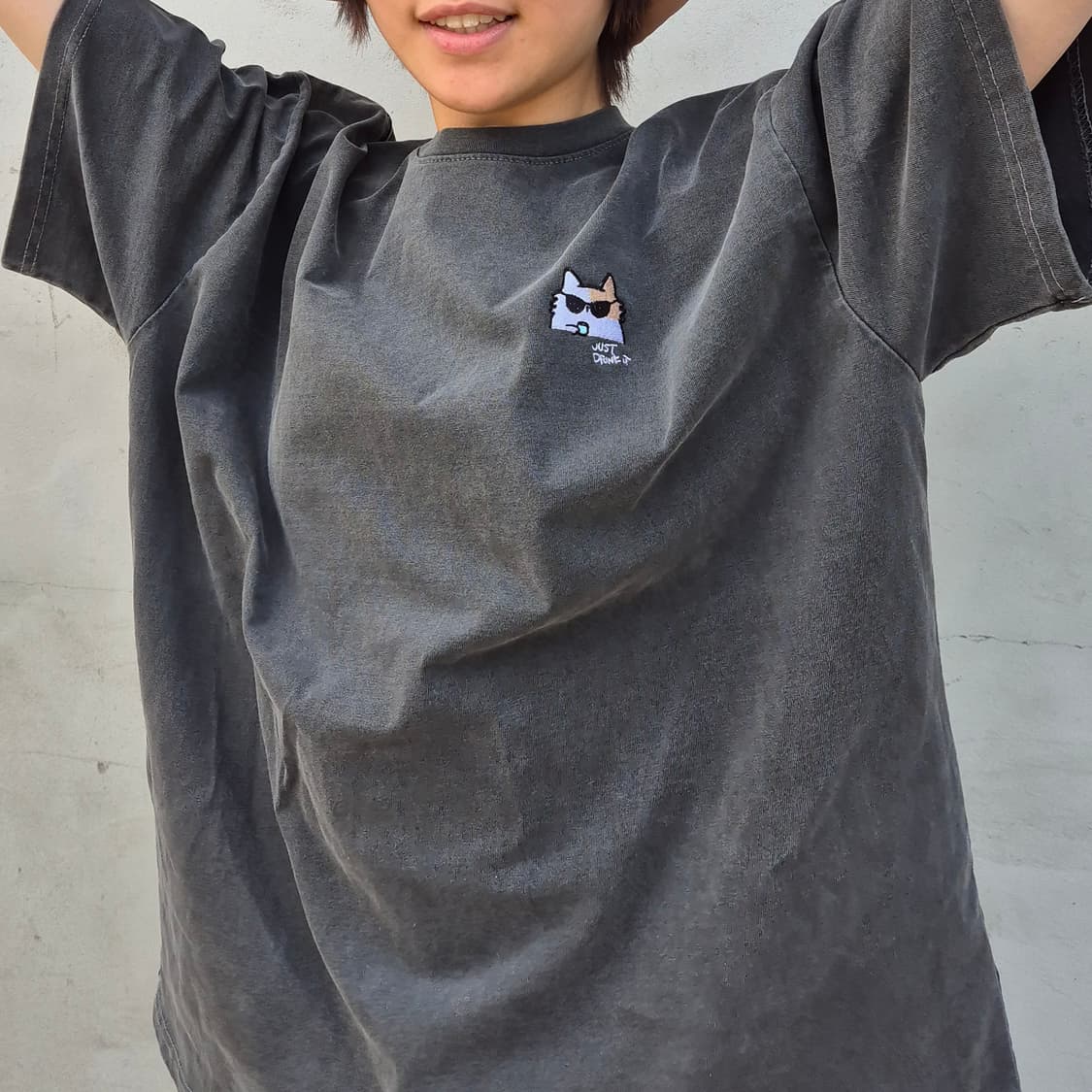 힙캣 JUST DRINK IT 자수 티셔츠 (차콜.피그먼트워싱) 상품이미지5