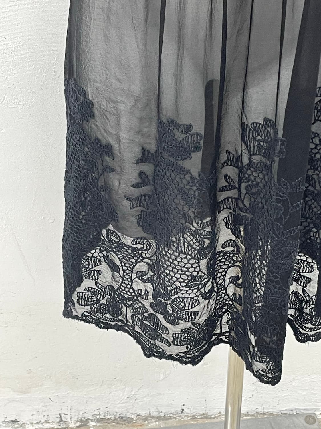 블랙페어리 실크 자수 디테일 원피스 상품이미지3