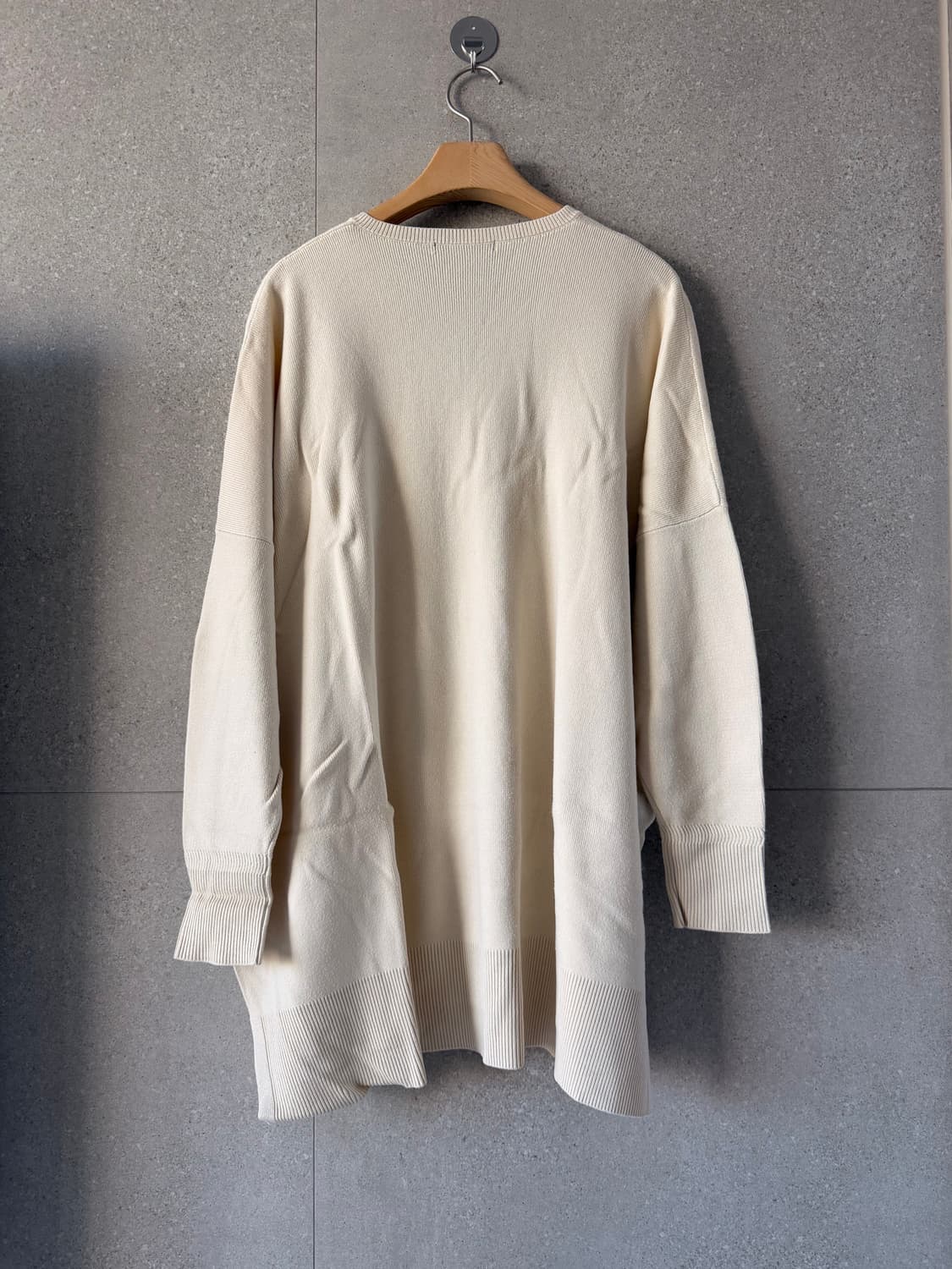 브이넥 니트 아이보리 오버핏 툭 떨어지게 입는 스웨터티셔츠 상품이미지3