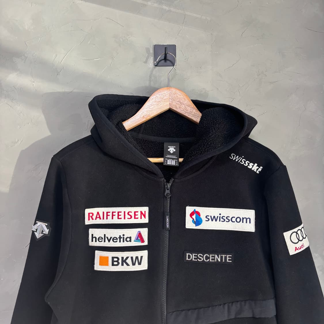 데상트 아우디 스위스 스키팀 플리스 상품이미지2