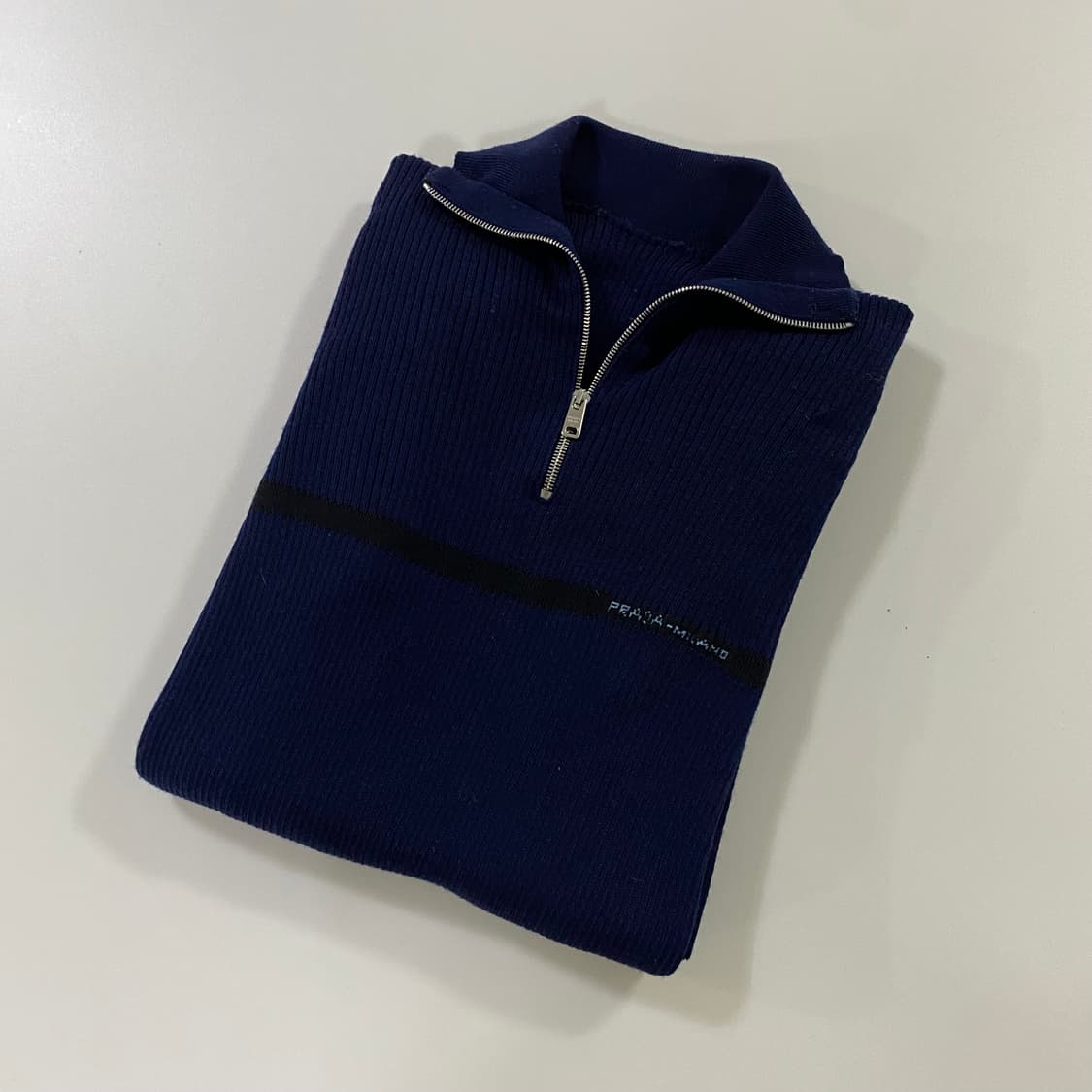 프라다 로고 디자인 하프 집업 니트 상품이미지10
