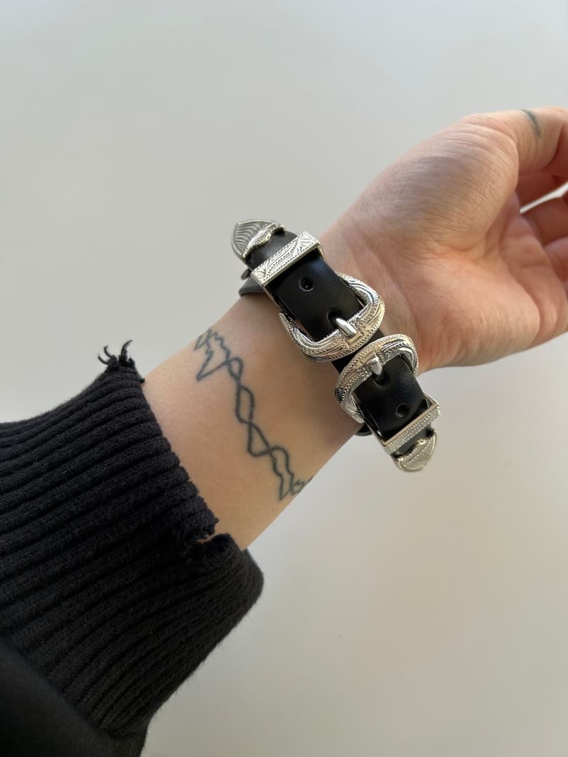 DOUBLE BUCKLE CONCHO BANGLE 더블 버클 콘초 뱅글 상품이미지2