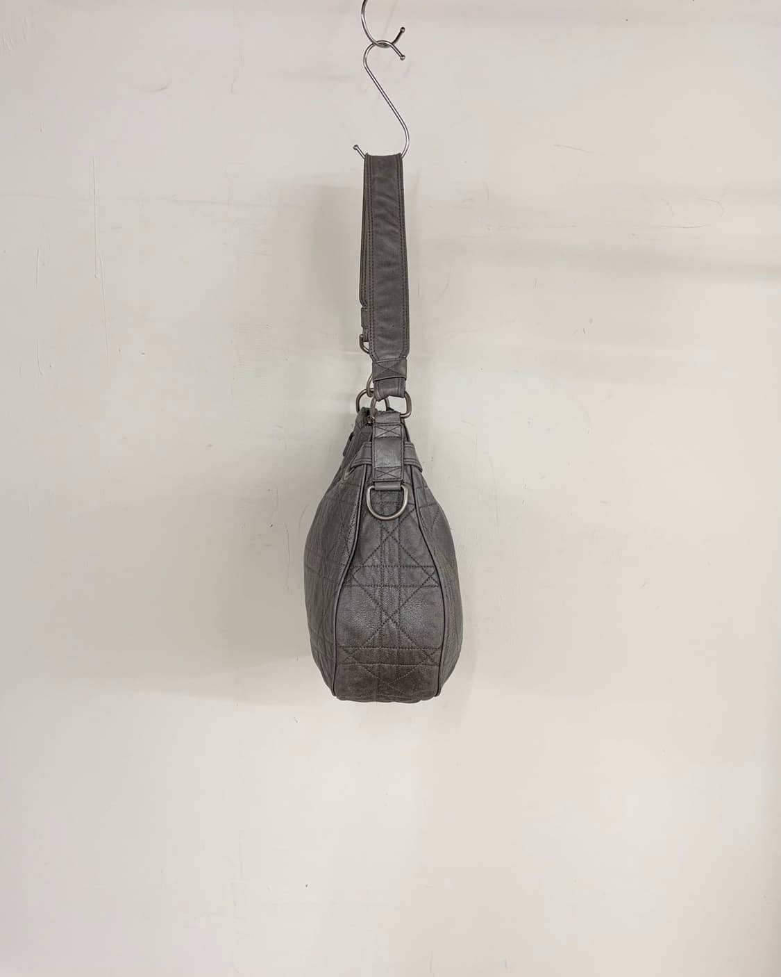 디올 그레이 까나쥬 퀄팅 가죽 호보백  상품이미지4