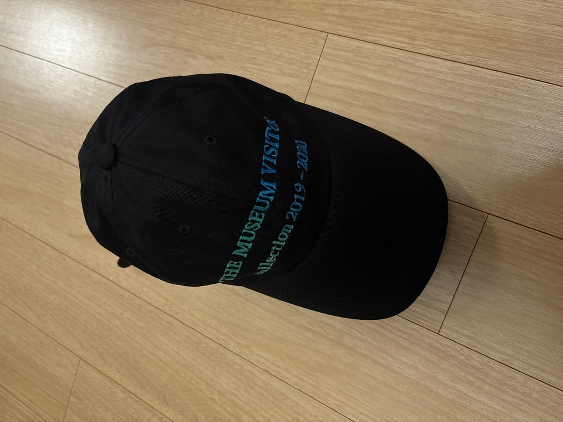 더뮤지엄비지터 볼캡 상품이미지1