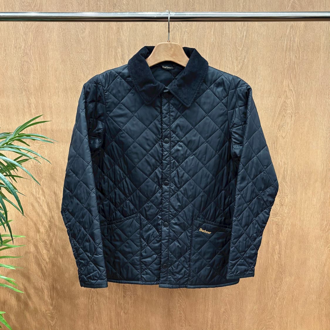 바버 경량 퀄팅 자켓 코듀로이 카라 스냅 버튼 패치 포켓 디테일 블랙 상품이미지1