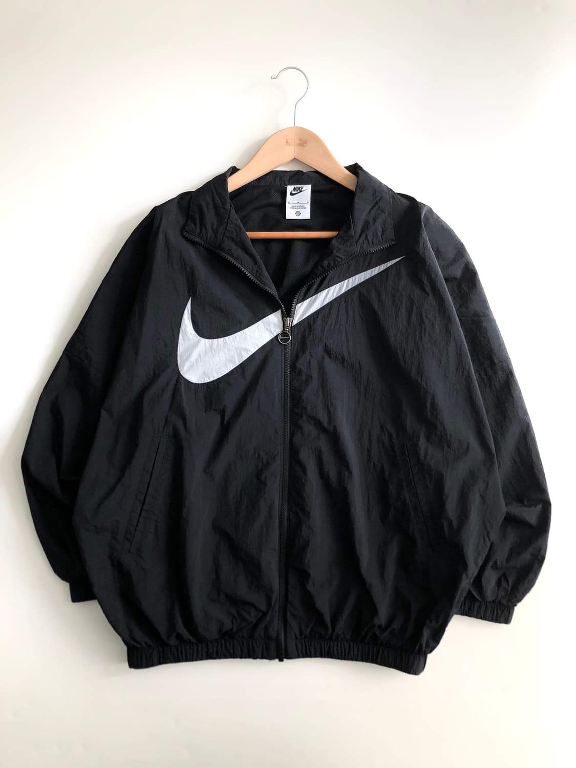 Nike 나이키 미드 스우시 블랙 컬러 우븐 바람막이 자켓 상품이미지3