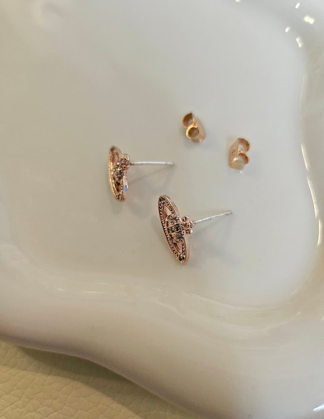 비비안웨스트우드 업사이클링 로즈골드 미니 귀걸이 상품이미지3