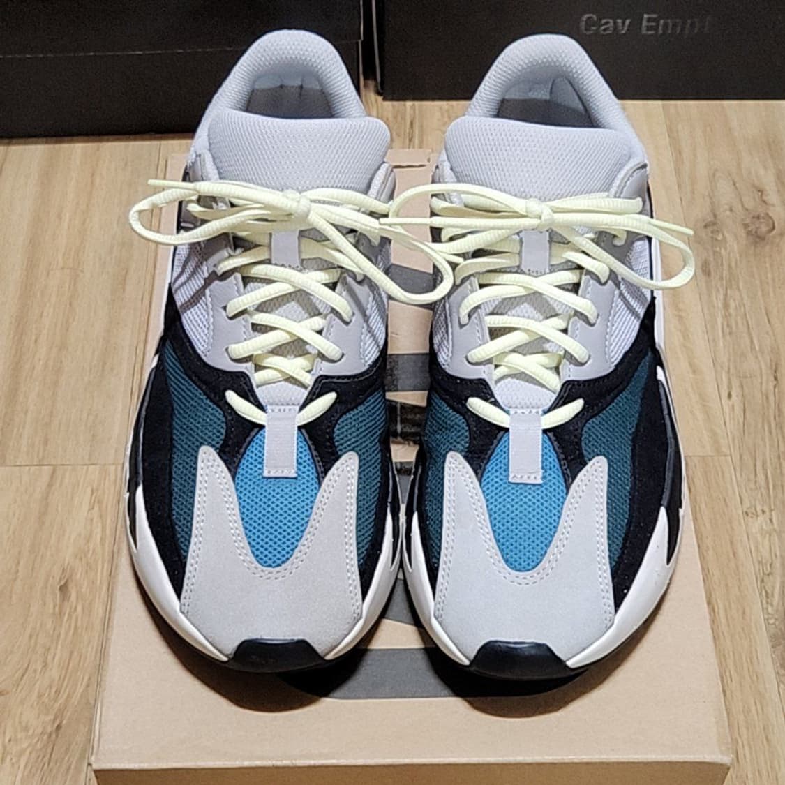 아디다스 275 이지부스트 웨이브러너 700 상품이미지3