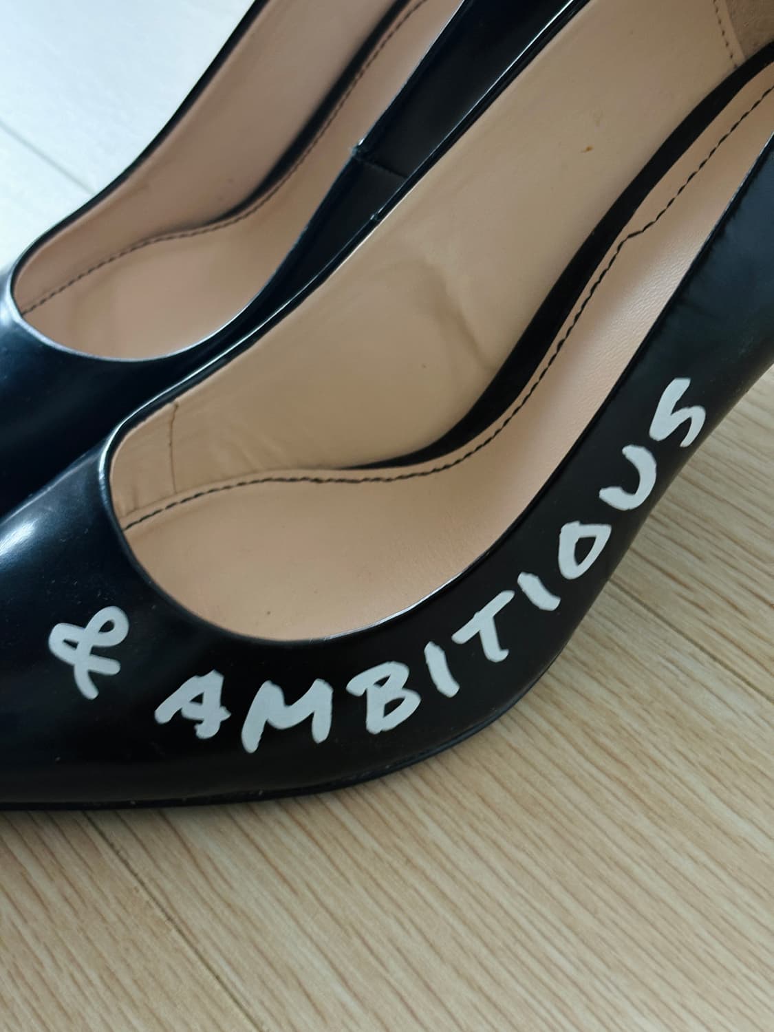 ZARA 그래피티 포인트 힐🖤 (비비안웨스트우드 감성)🖤 상품이미지3