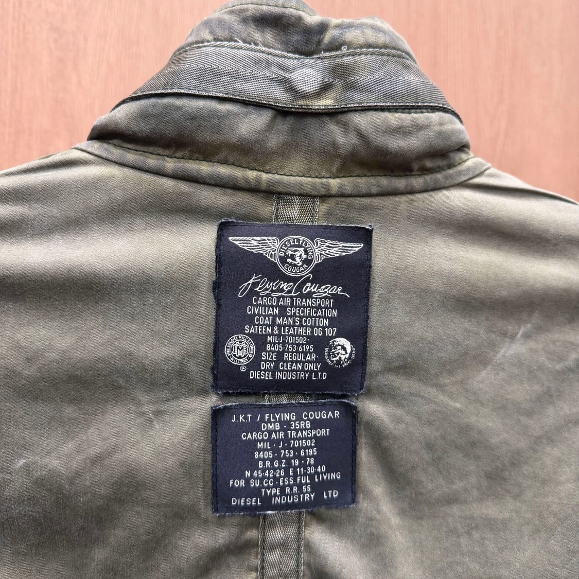 디젤 필드 자켓 밀리터리 패치 포켓 퀄팅 숄더 디테일 레귤러핏 카키 상품이미지6