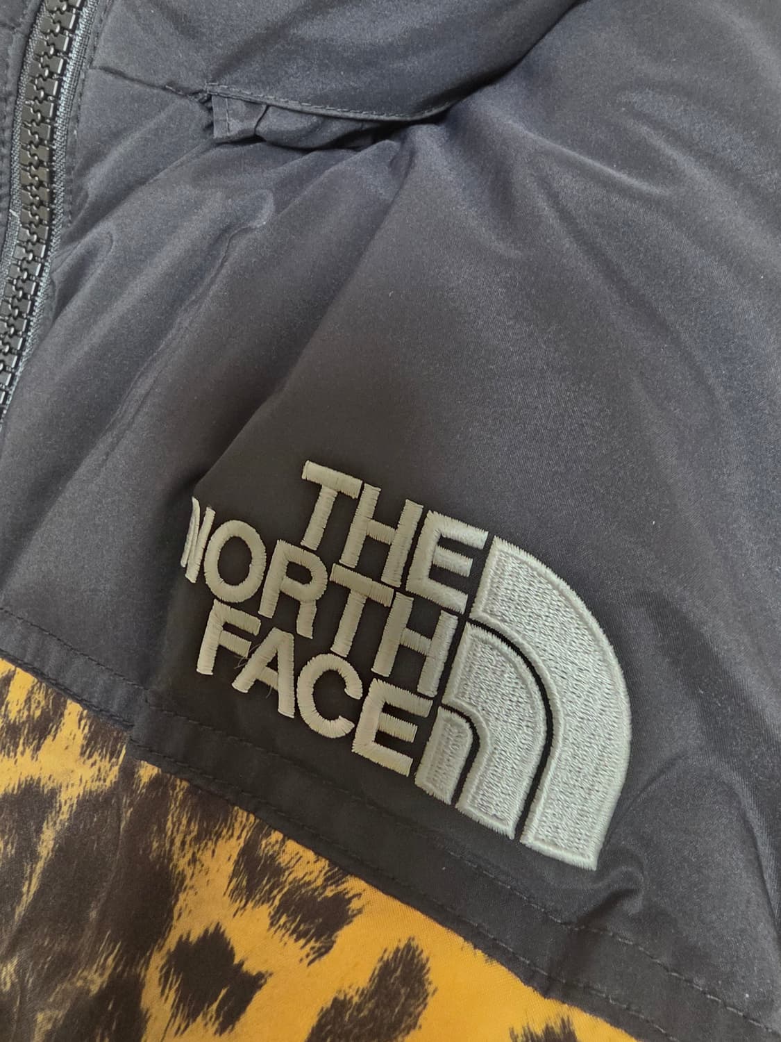 노스페이스 X 케이스스터디  치토스 레오파드 패딩 s(90) 사이즈 판매 상품이미지3