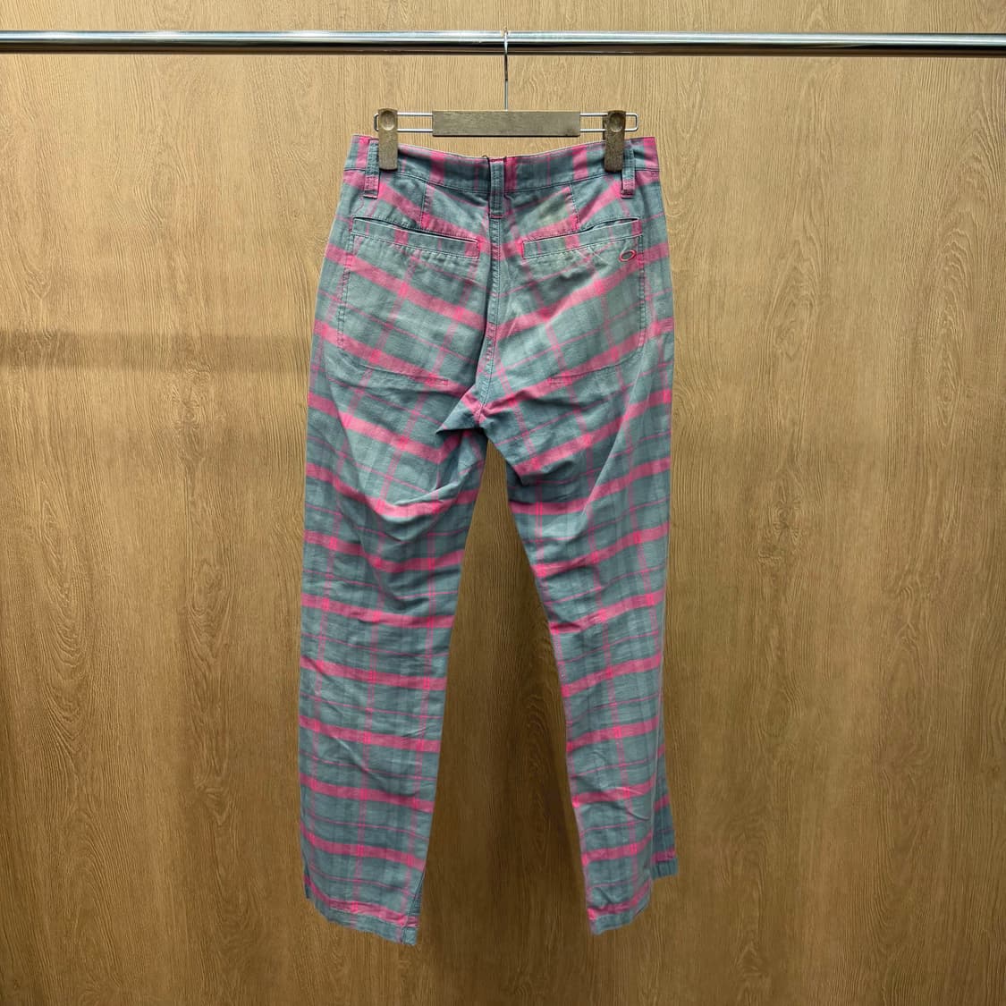 오클리 코튼 팬츠 핑크 체크 패턴 힙 포켓 로고 자수 디테일 그레이 상품이미지3