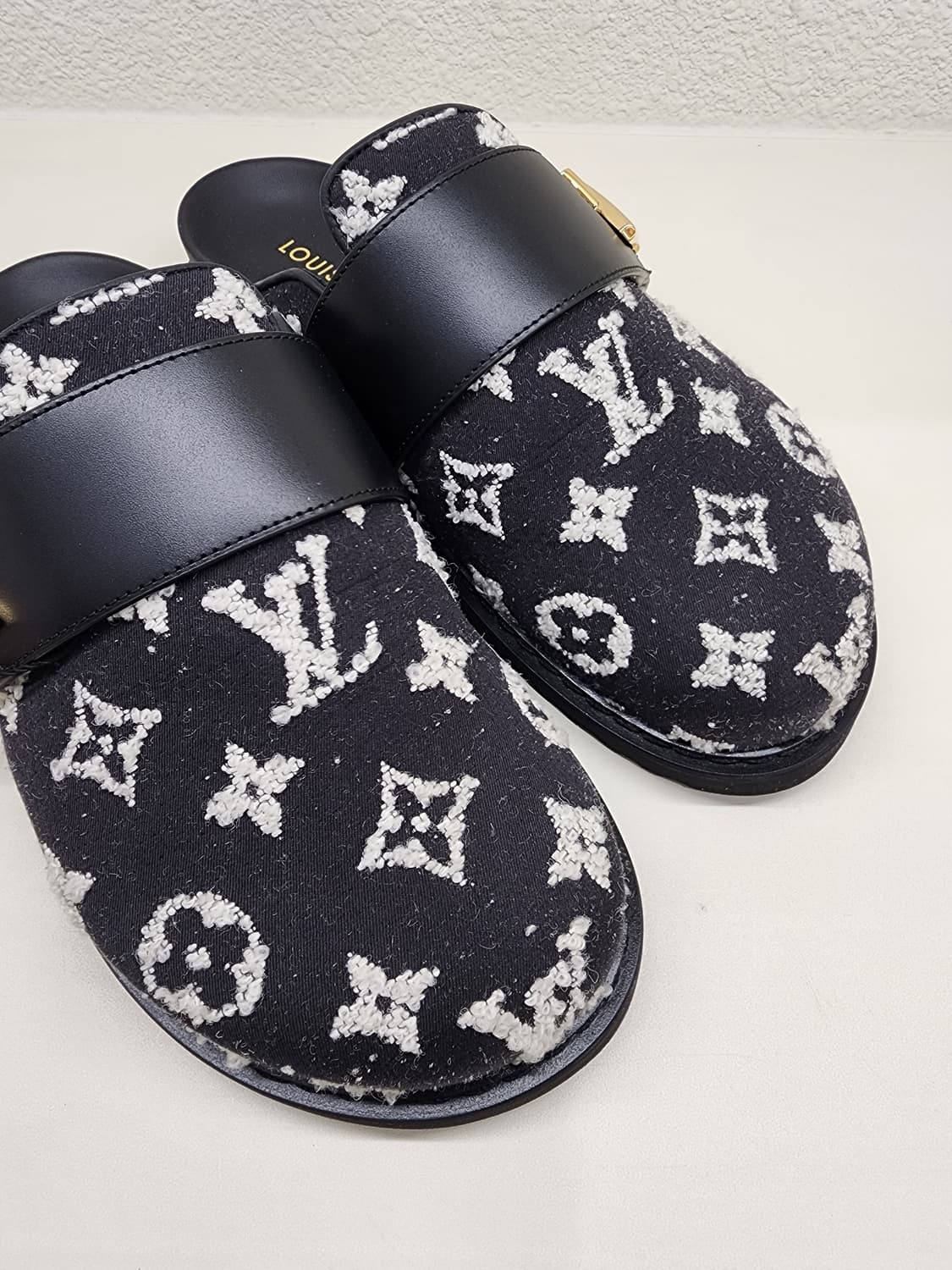 루이비통 1AIDP0 LV 코지 플랫 컴포트 클로그 블랙 37 상품이미지4