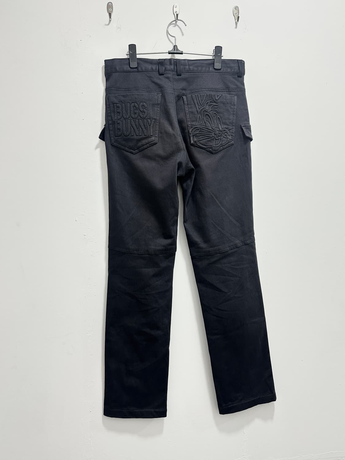 BUGS BUNNY embossed detail pocket pants 상품이미지4
