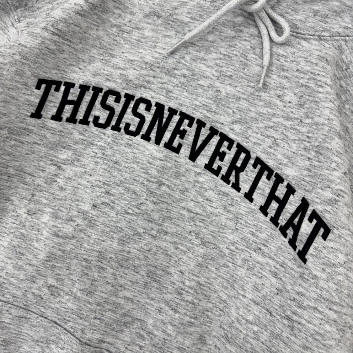 L 디스이즈네버댓 디네댓 자수 아치로고 그레이 후드 티셔츠  상품이미지3