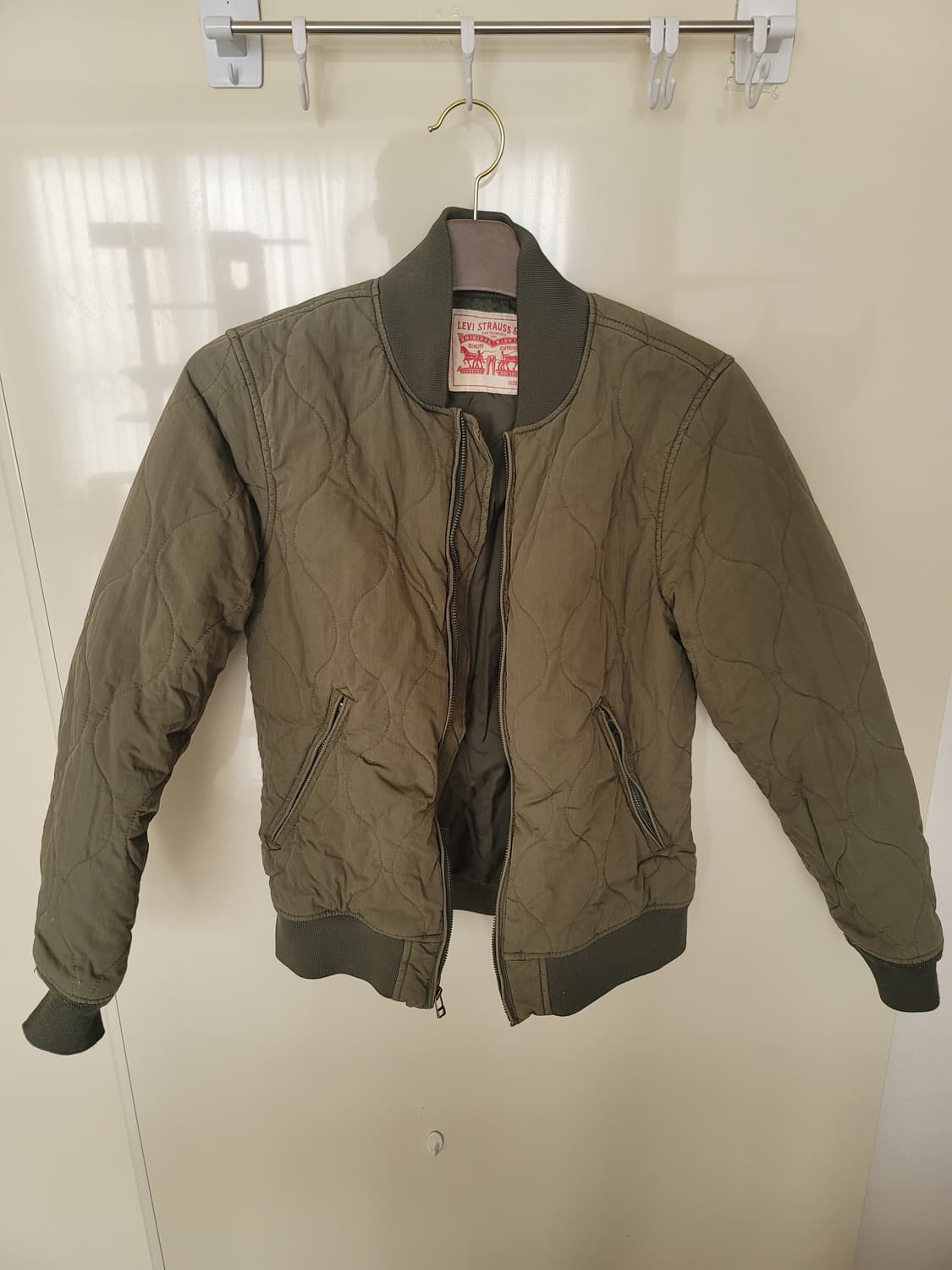 리바이스 퀄팅 카키 자켓 중간두께 S95정사이즈 상태굿

 상품이미지1