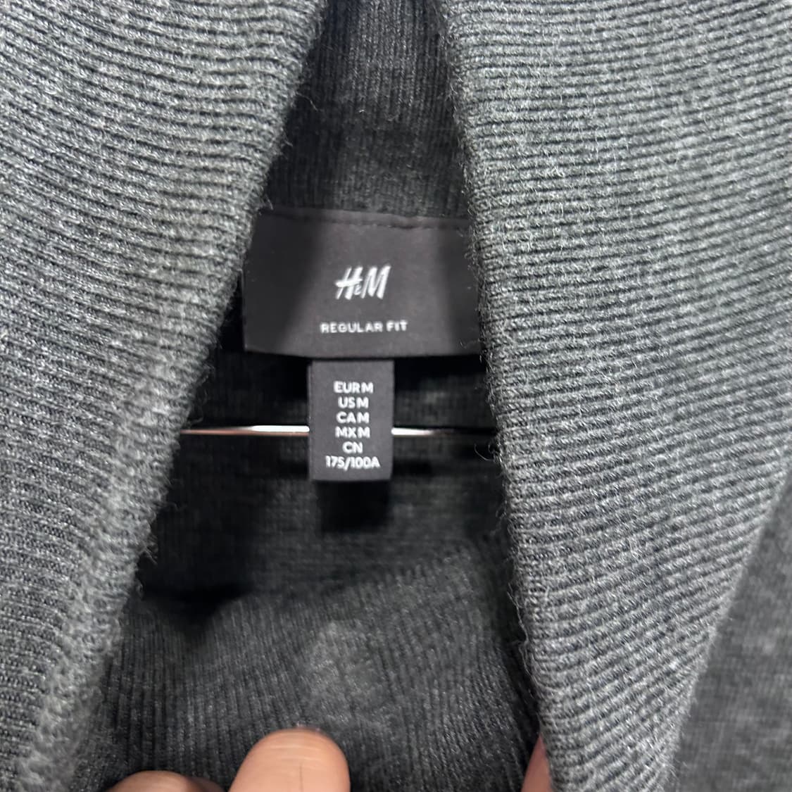 H&M 레귤러핏 하이넥 무지 경랑 니트 집업 상품이미지3