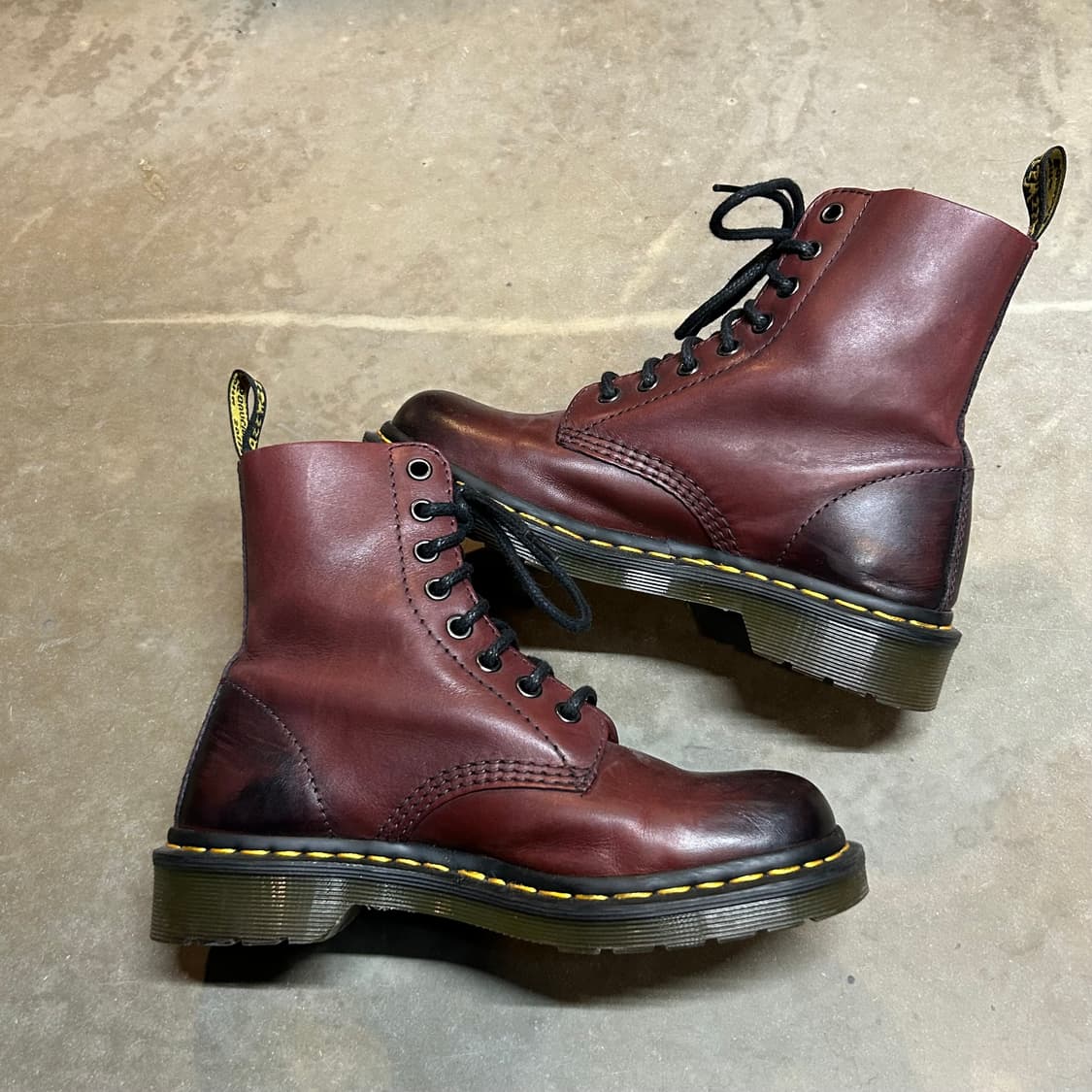 230) 닥터마틴 파스칼 8홀 체리 버건디/블랙 부츠 상품이미지3