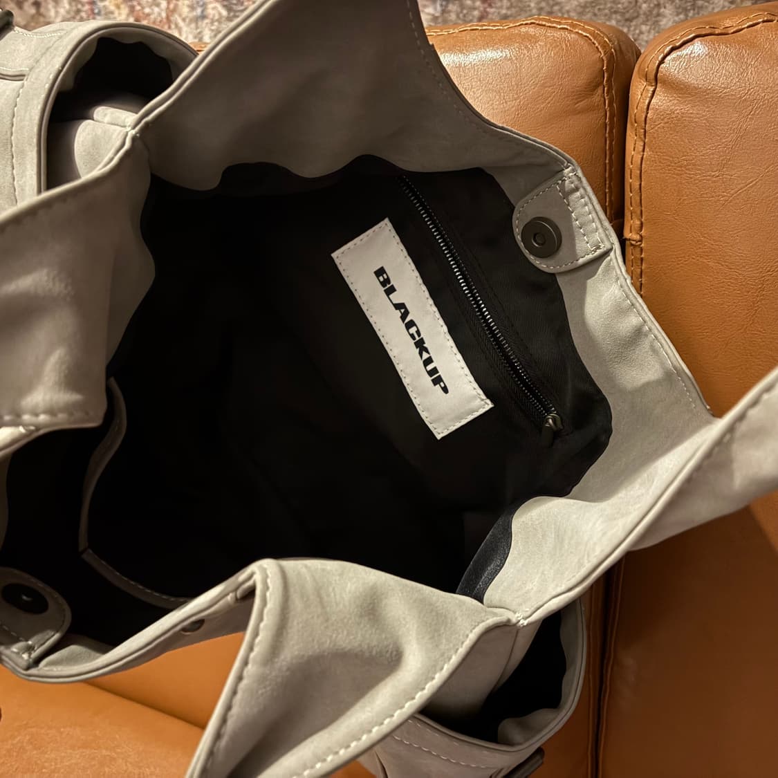 블랙업 워싱 레더 숄더백 상품이미지3
