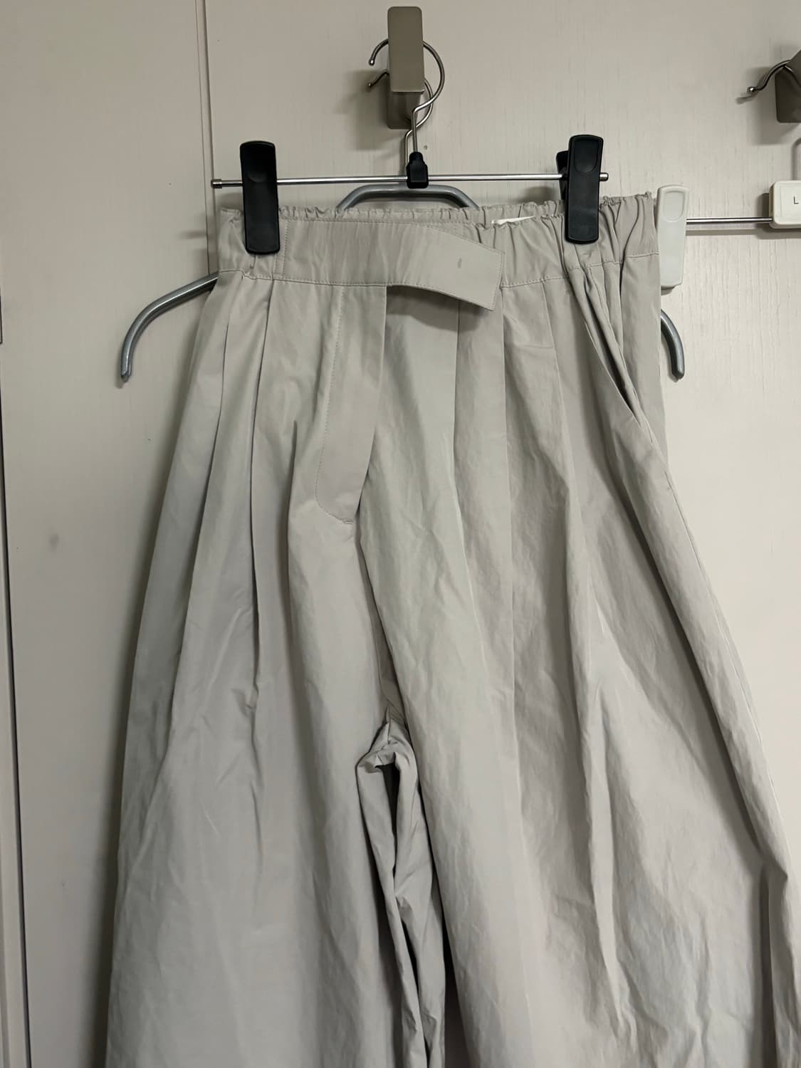 아모멘토 쓰리턱 팬츠 / 구매가 209,000 상품이미지1