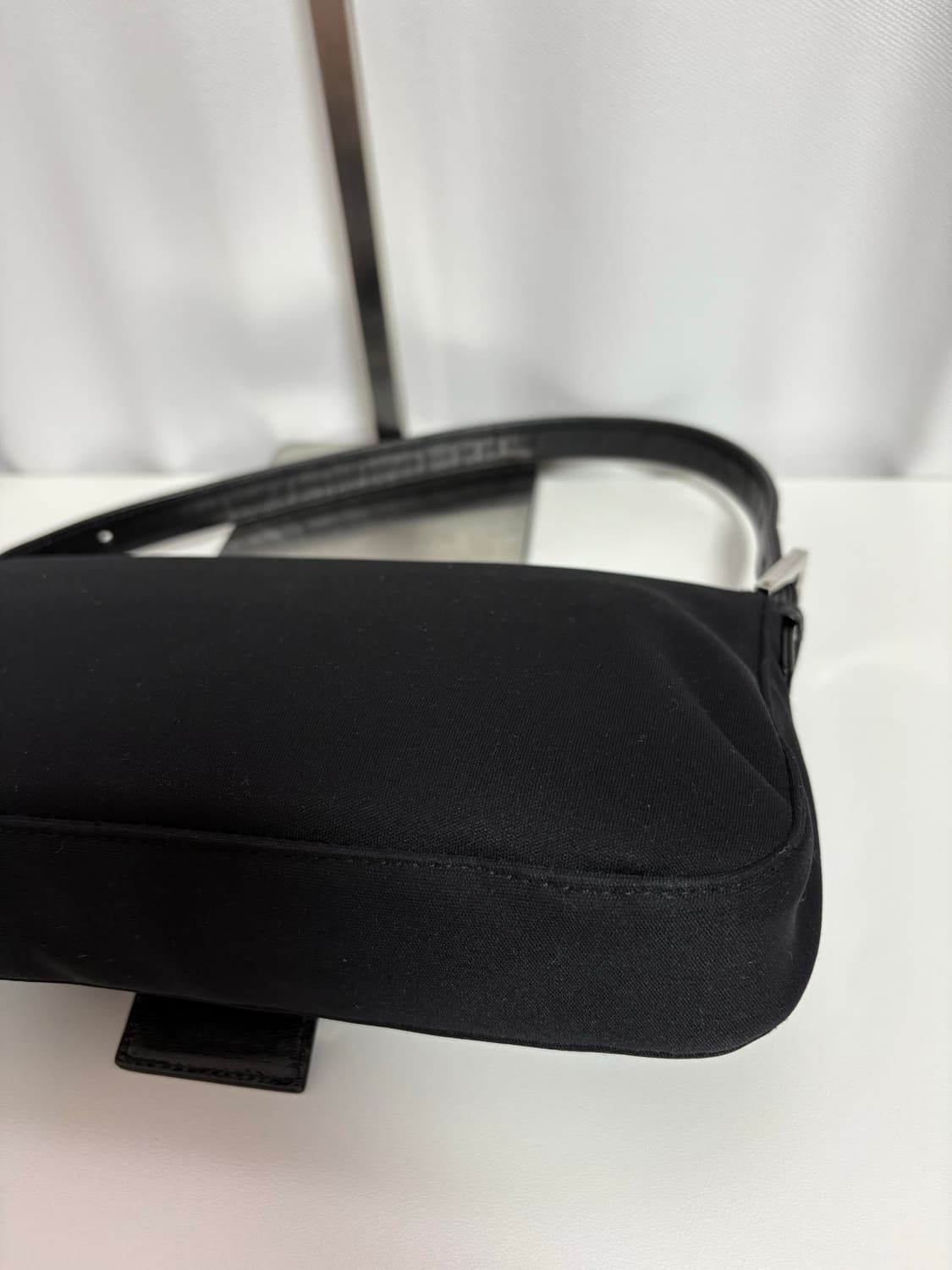 펜디 나일론 바게트백 블랙 상품이미지7