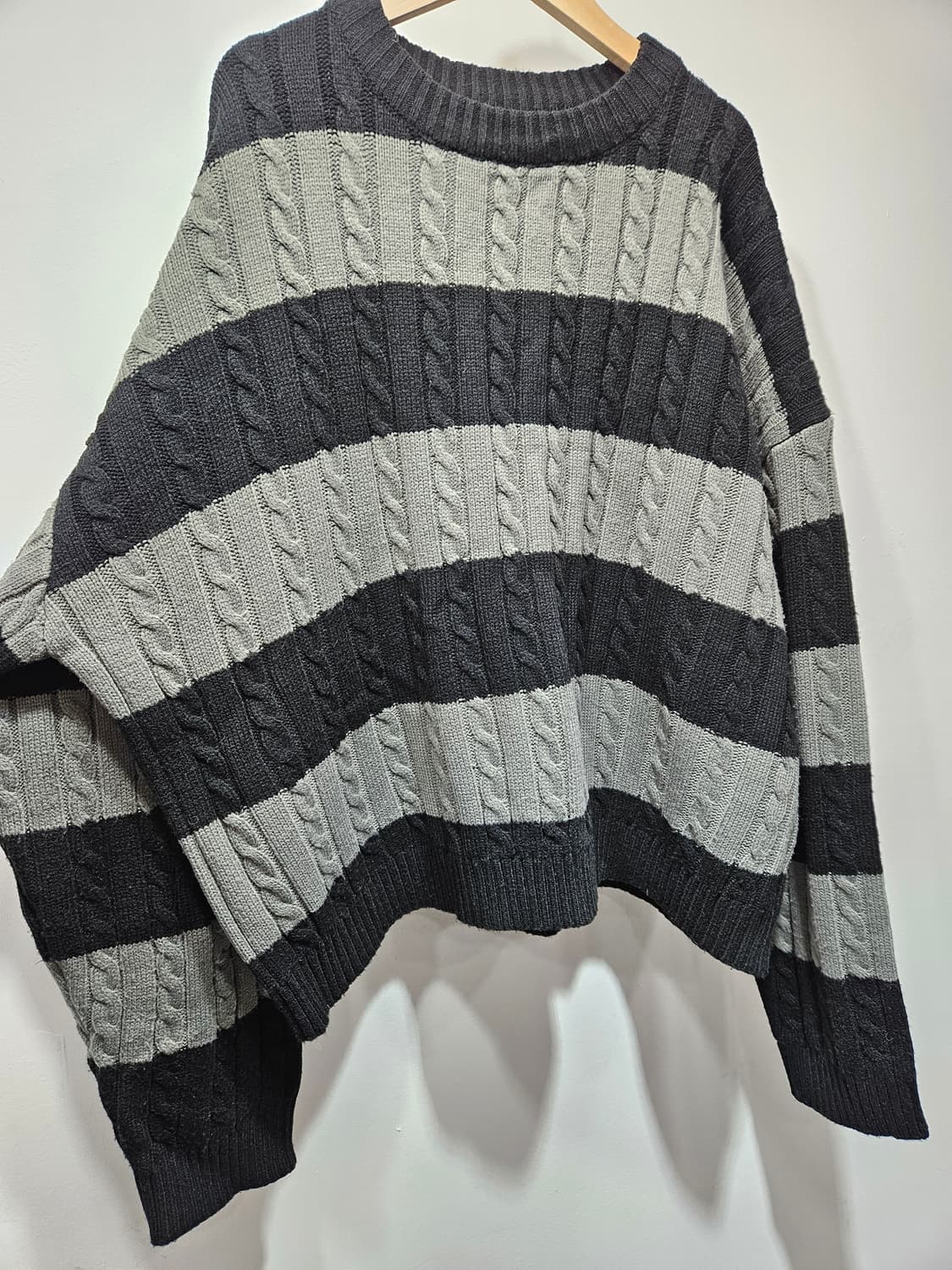 무신사 AOMM 루즈핏 꽈배기 스트라이프 니트 Free 상품이미지5