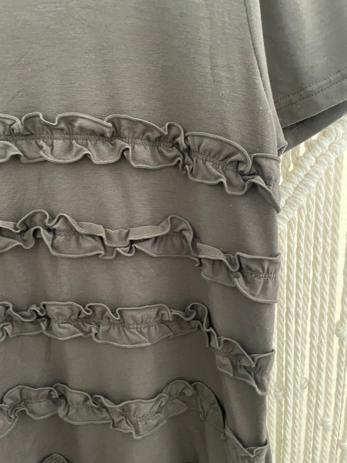 다크 그레이 프릴 반팔 티셔츠 상품이미지4