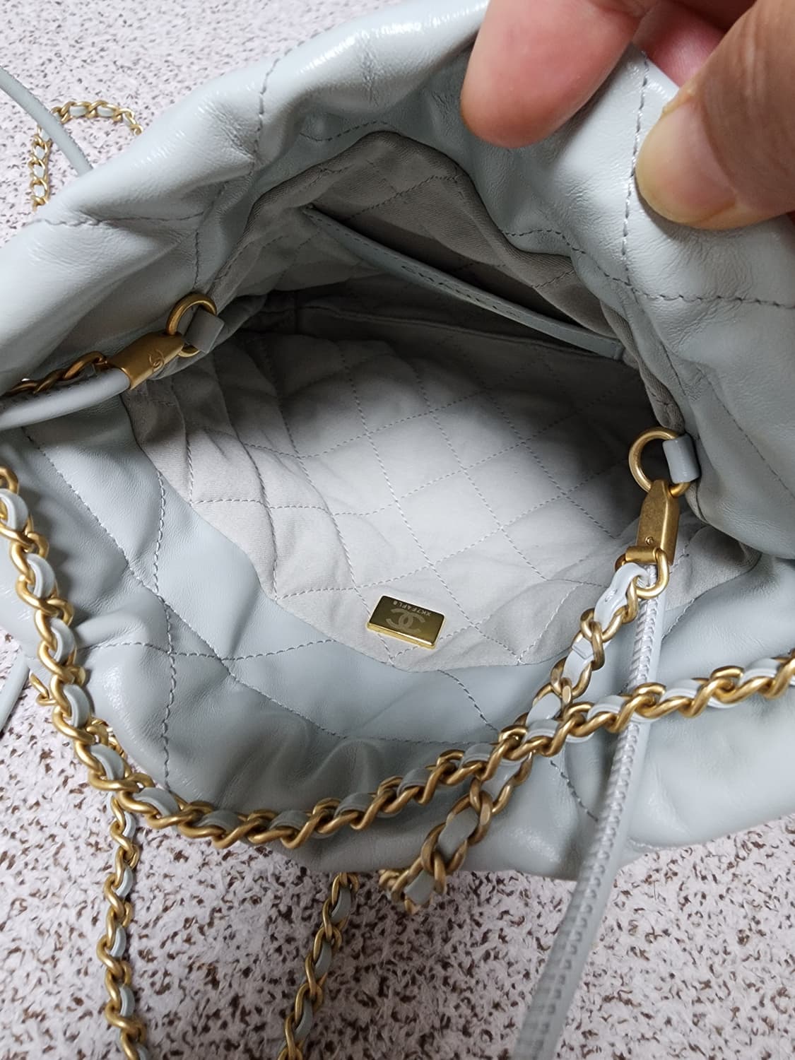 샤넬 22 미니백 베이비블루 상품이미지4