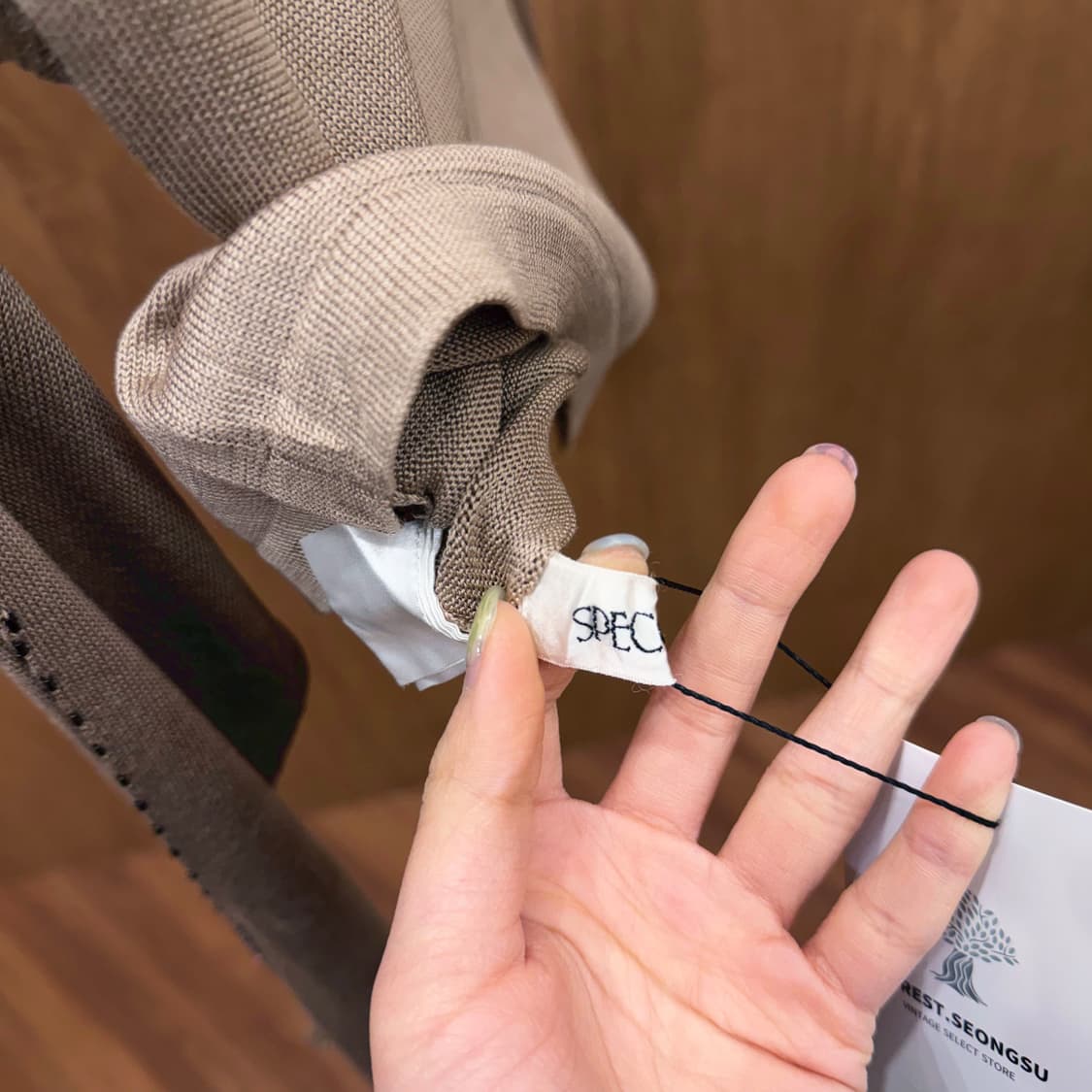 스피치오 라운드넥 실크 니트 비즈 장식 라인 디테일 레귤러핏 베이지 상품이미지7