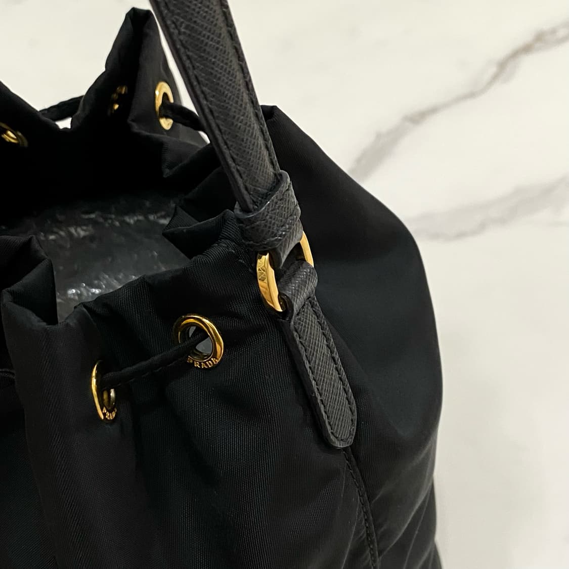 거의새것 프라다 듀엣 리나일론 삼각로고 버킷백 1BH038 블랙 상품이미지5