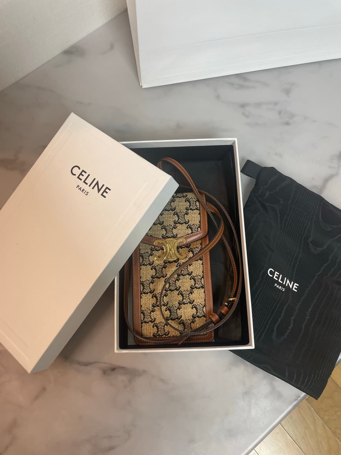 셀린느 트리오페  버티컬 폰 파우치 미니 크로스백 내추럴 탄 상품이미지3