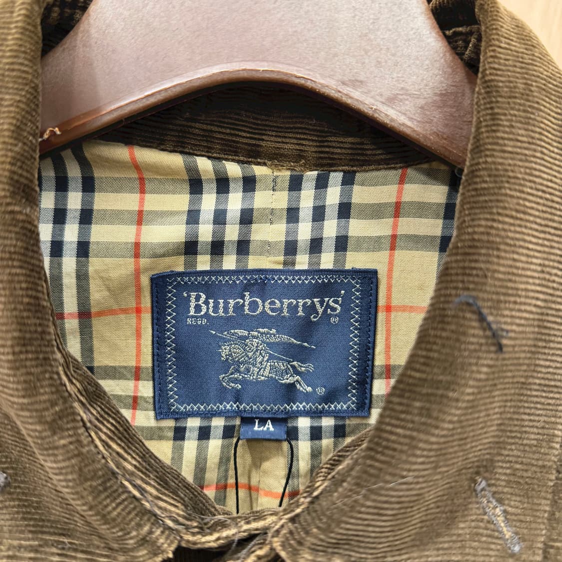 버버리 코듀로이 셔츠 배색 엘보 패치 디테일 레귤러핏 다크 브라운 상품이미지7