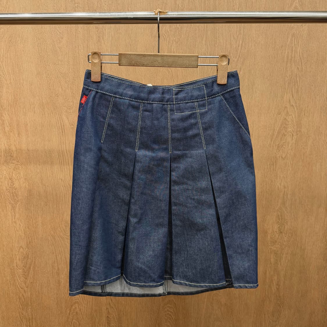 리바이스 엔지니어드진 데님 미디 스커트 백 플리츠 디테일 A라인 중청 상품이미지3