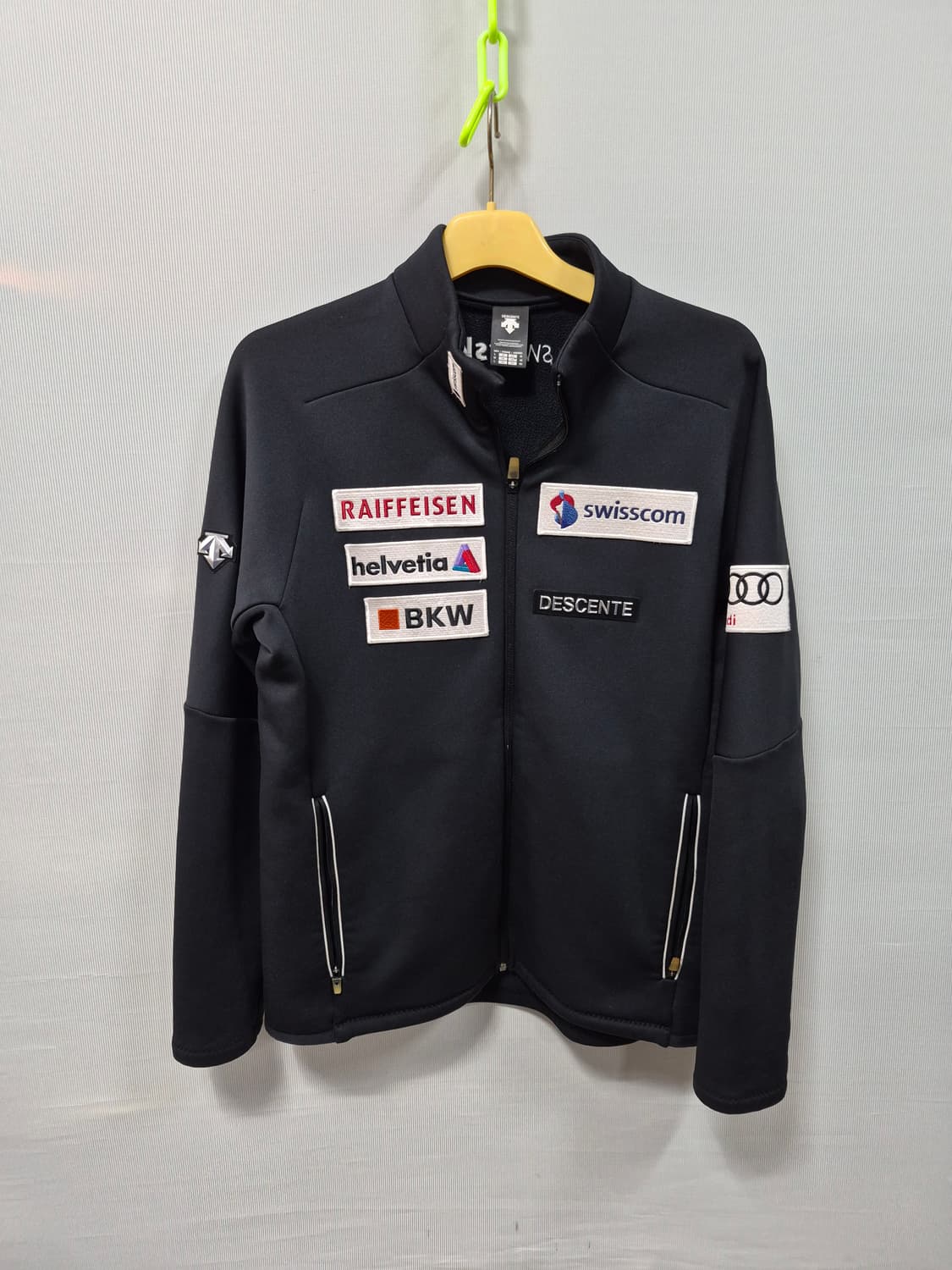 데상트 스위스 스폰서 블랙 트레이닝 자켓 남성100 상품이미지1