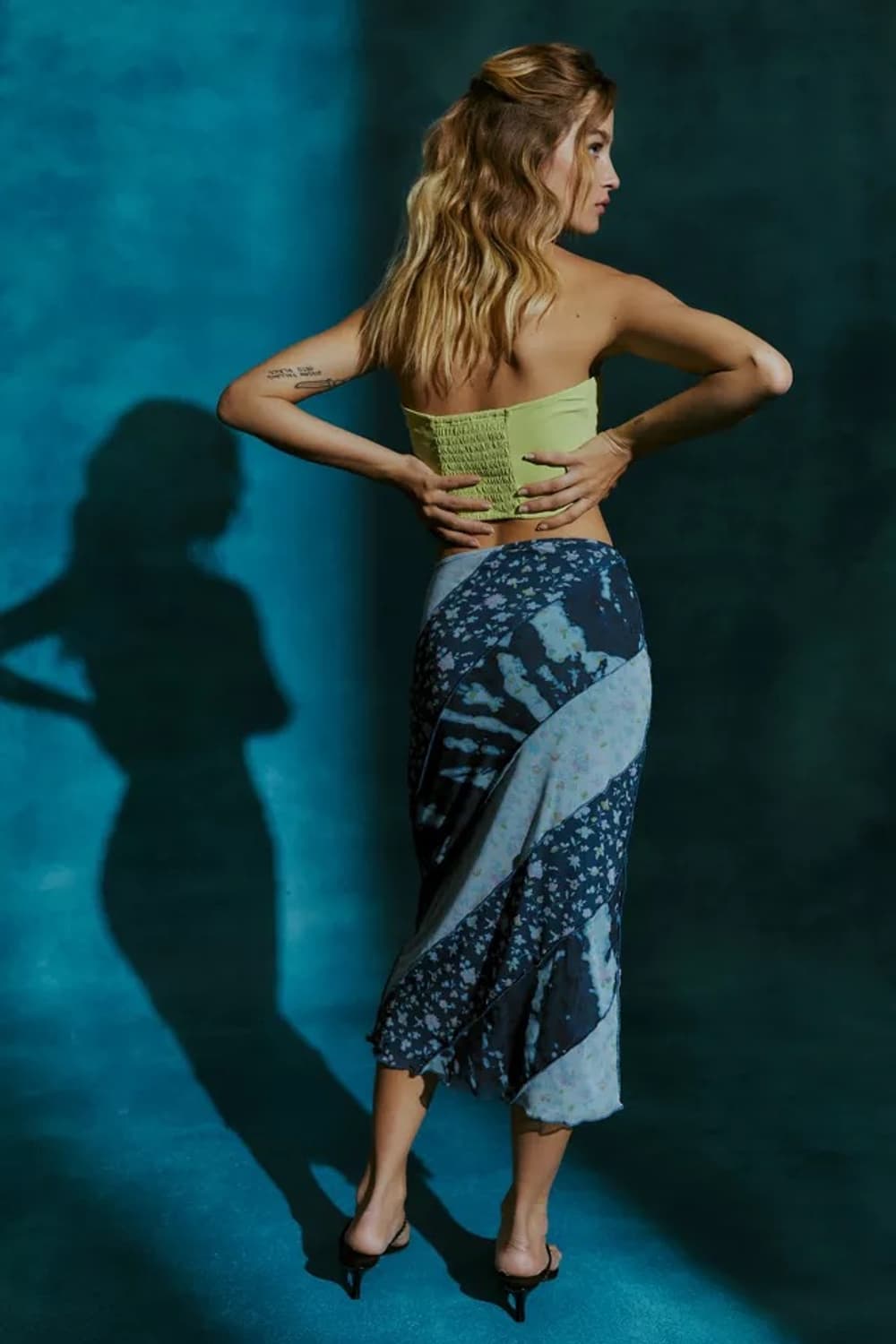 얼반아웃피터스 메쉬 미디 스커트 플로럴 상품이미지2