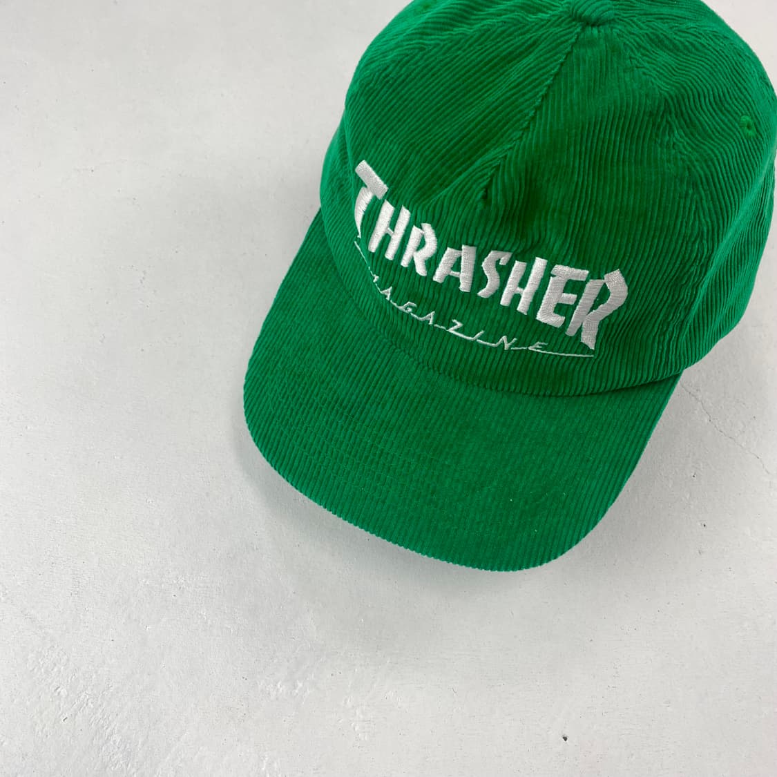 트래셔 자수 스펠아웃 빅로고 그린 코듀로이 트러커 캡 상품이미지2