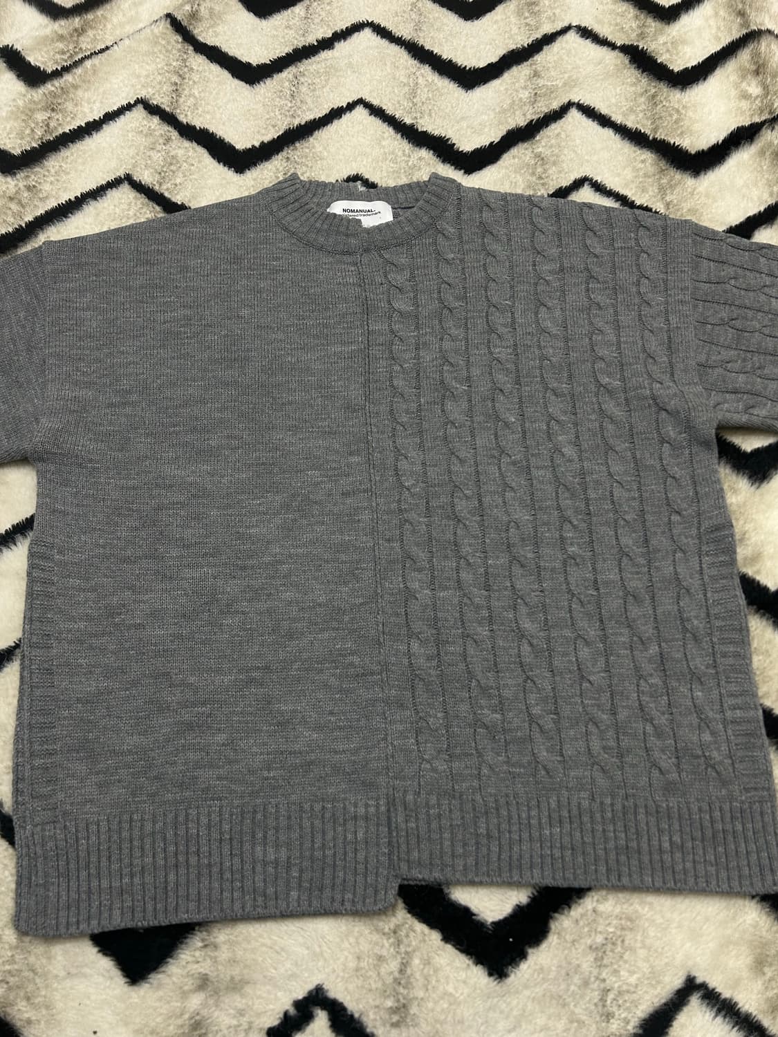 [L]노매뉴얼 비대칭 케이블 오버핏 트님 니트/그레이 상품이미지3