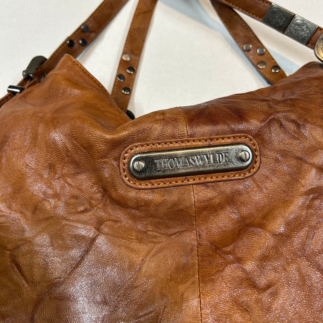 가죽 해골 스컬 스터드 숄더백 브라운 상품이미지6