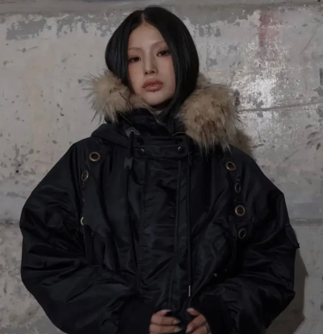 팬시클럽 아일렛 퍼 MA-1 (BLACK) 아일릿 민주 착용 상품이미지1