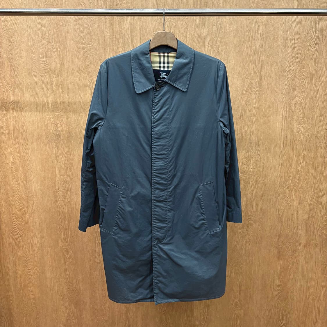 버버리 런던 싱글 롱 코트 체크 안감 배색 히든 버튼 플래킷 디테일 차콜 상품이미지2