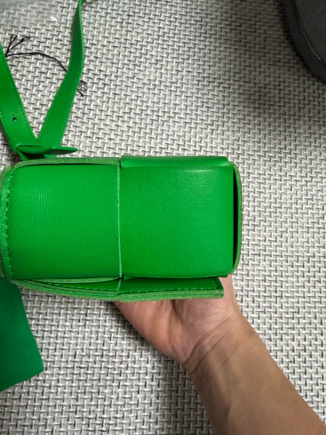 25ss 크림 보테가베네타 미니 카세트백 그린 상품이미지4