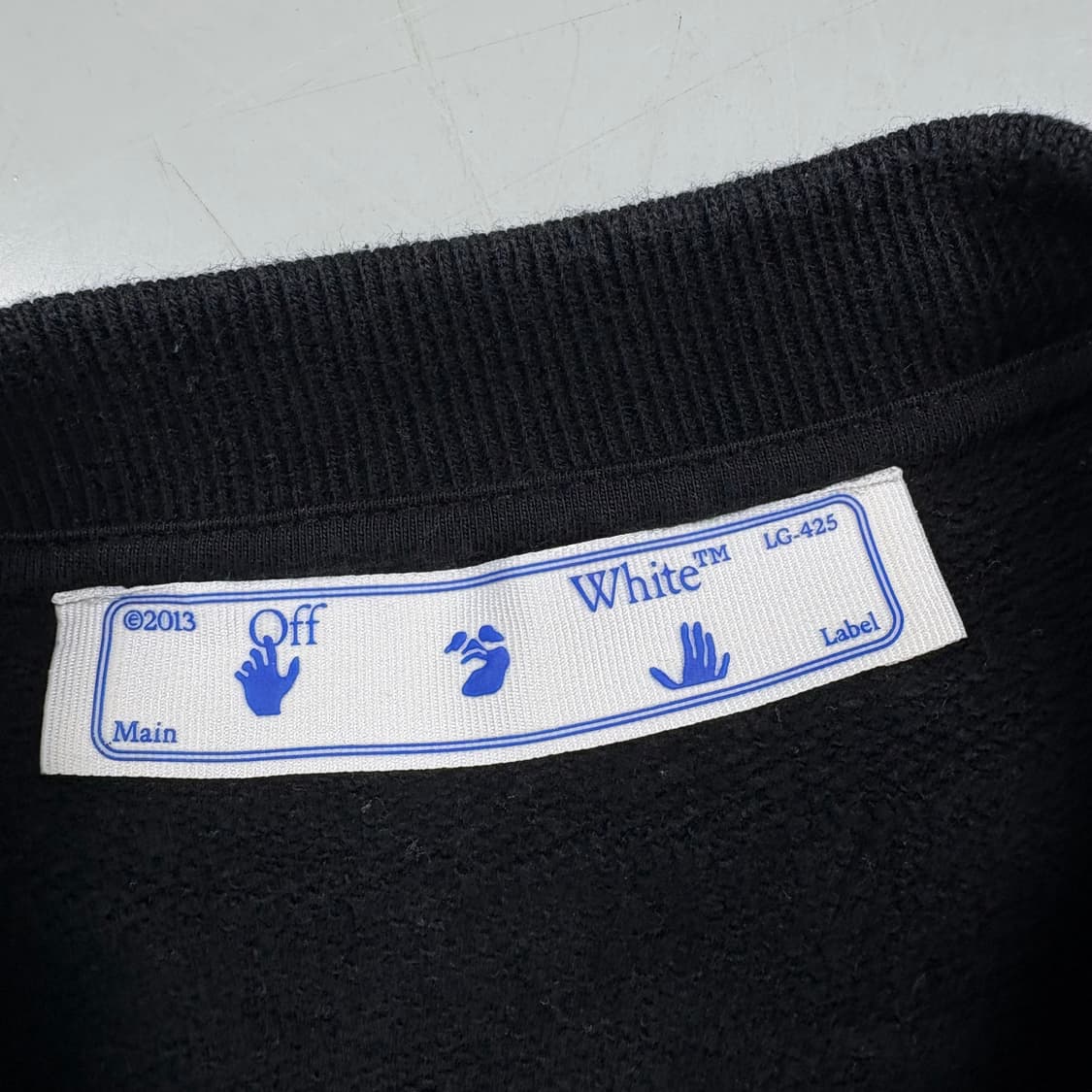 오프화이트 블랙컬러 디그레이드 애로우 맨투맨 상품이미지5