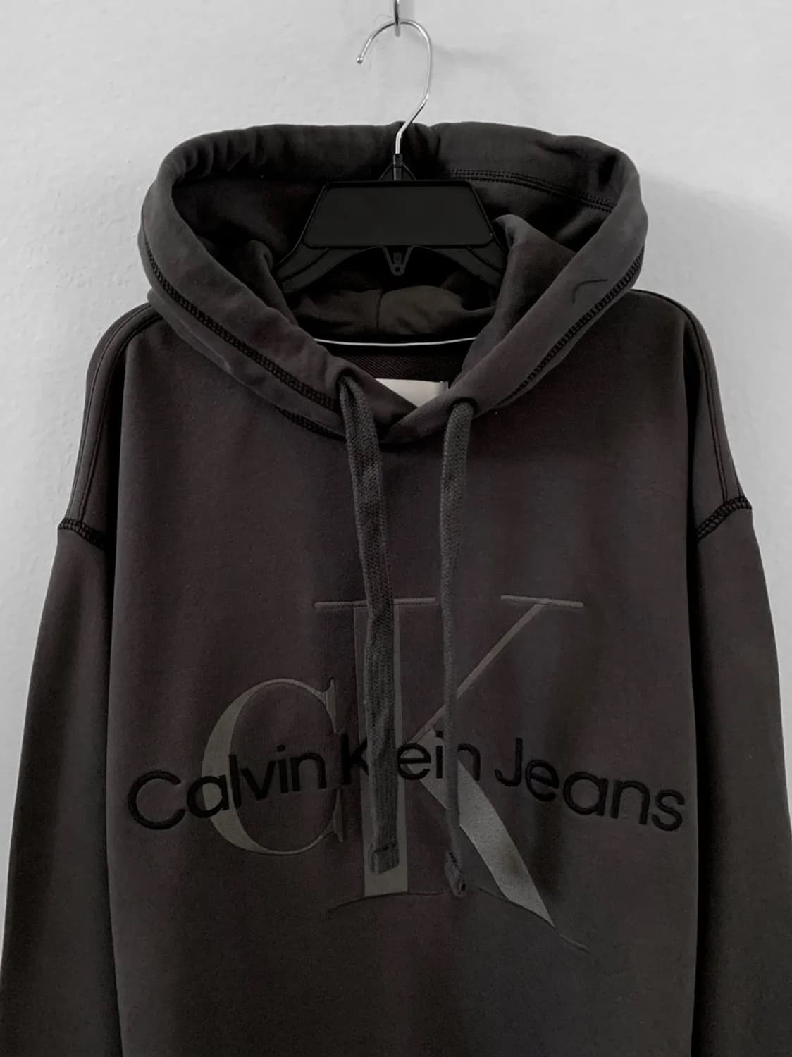 캘빈클라인 남녀공용 빅 CK 레터링 로고 딥차콜 프렌치테리 후드티 상품이미지5