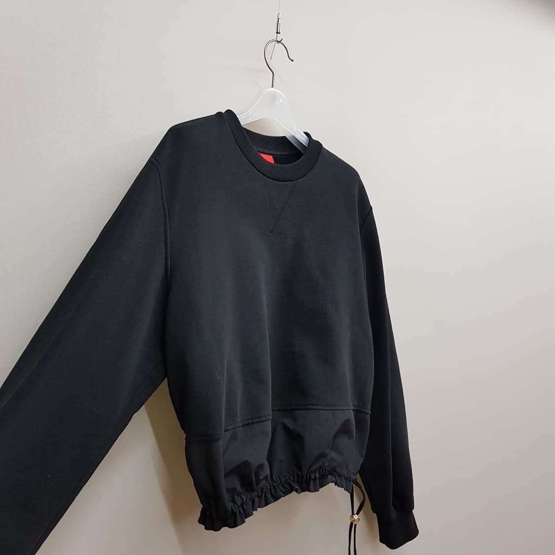 럭키슈에뜨 2023 우븐 배색 헴 스트링 맨투맨  36사이즈 상품이미지4